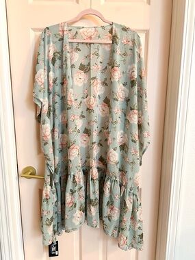 NWT Justin and Taylor floral kimono